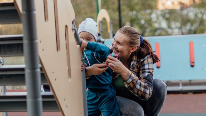 Image d'une maman qui aide son enfant